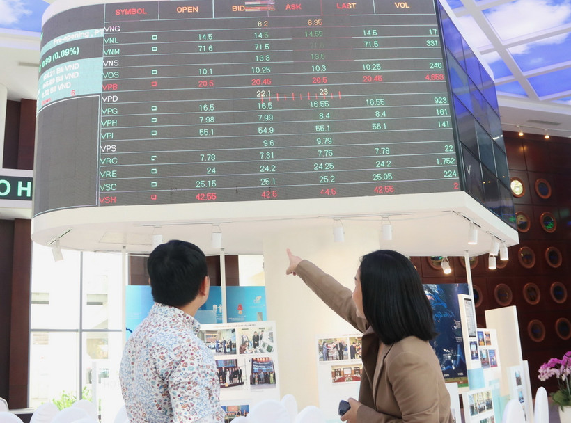 Nhà đầu tư theo dõi diễn biến thị trường chứng khoán tại Sở Giao dịch Chứng khoán Thành phố Hồ Chí Minh. (Ảnh: Hứa Chung/TTXVN