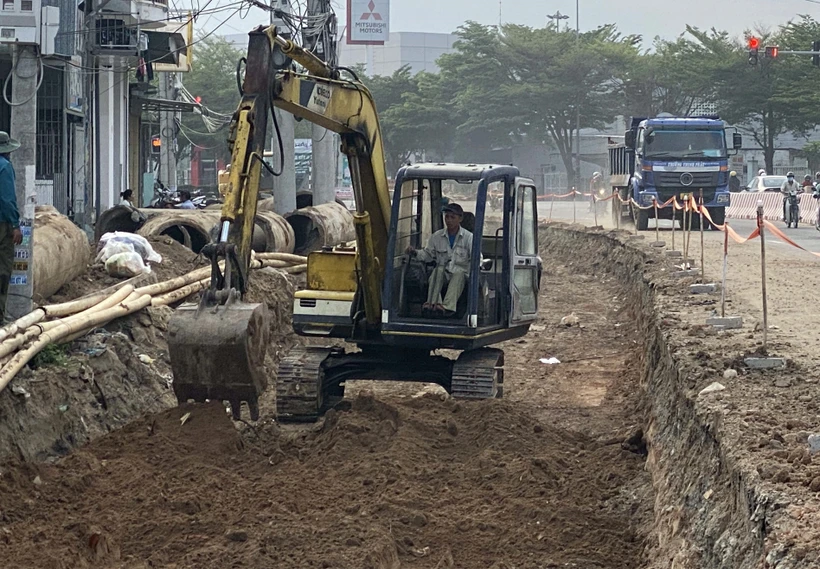 Trong ảnh: Thi công Dự án đường đôi vào thành phố Phan Rang-Tháp Chàm, sử dụng vốn đầu tư công trung hạn 2021-2025. (Ảnh: Công Thử/TTXVN)