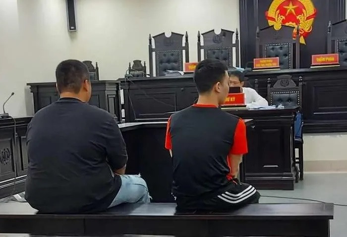 Xét xử 2 cựu nhân viên dịch vụ giao hàng nhanh tham ô tài sản. (Nguồn: Báo An ninh Thủ đô)