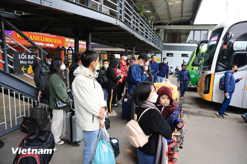 Vé xe khách một số chặng đã tăng và người dân đã đặt sớm nhằm có chỗ ngồi. (Ảnh: Hoài Nam/Vietnam+)