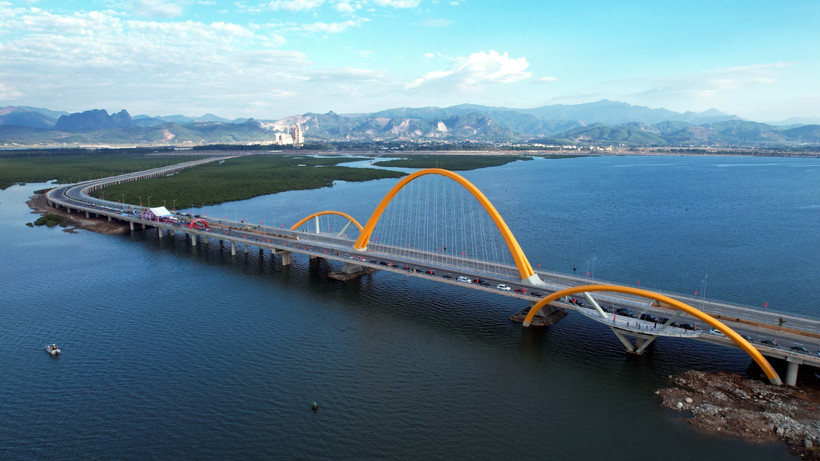 Tỉnh Quảng Ninh khánh thành cầu Bình Minh (cầu Cửa Lục 3) qua vịnh Cửa Lục. (Ảnh: Thanh Vân/TTXVN)