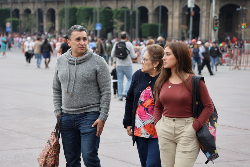 Khách du lịch tại Quảng trường Zocalo, trung tâm Thủ đô Mexico City. (Ảnh: Phi Hùng/ TTXVN)