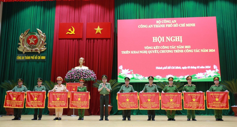 Đại tướng Tô Lâm trao cờ thi đua của Bộ Công an cho các đơn vị của Công an Thành phố Hồ Chí Minh. (Ảnh: TTXVN phát)