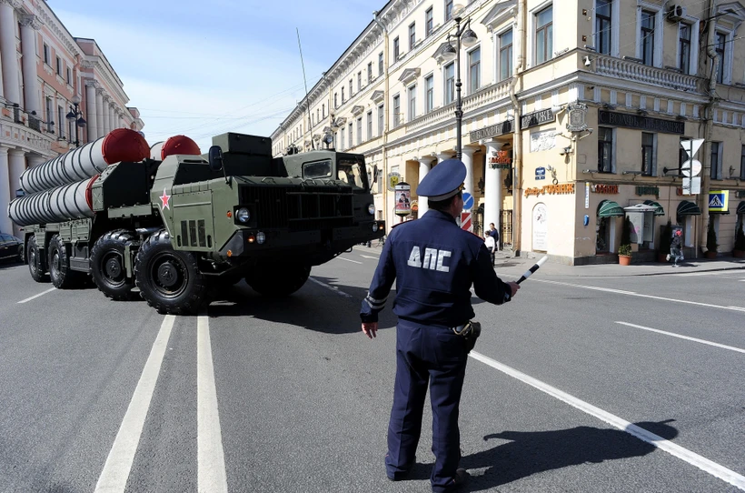 Hệ thống S-300 của Nga trong lễ tổng duyệt diễu binh kỷ niệm Ngày Chiến thắng tại St. Petersburg, Nga, ngày 28/4/2014. (Ảnh: AFP/TTXVN)