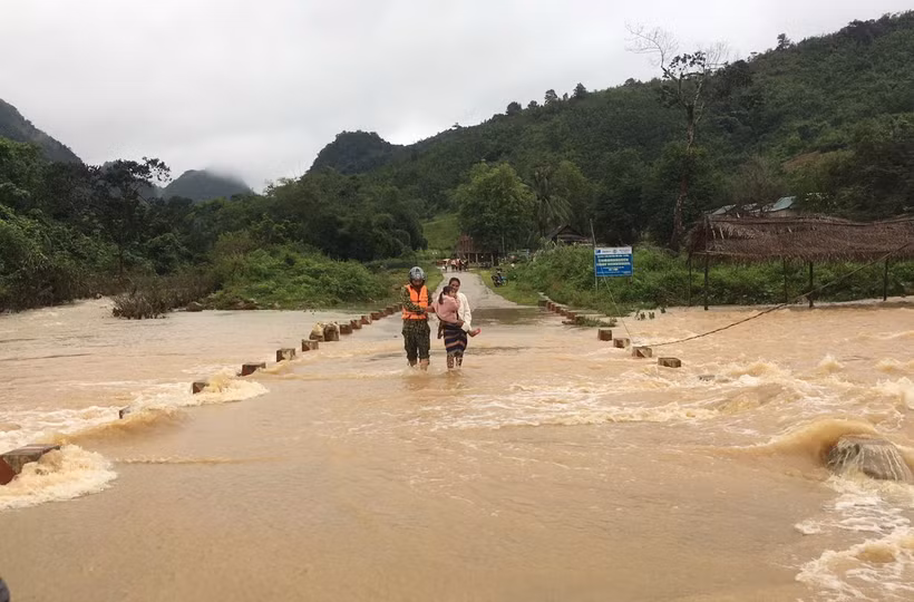 Di dời dân ra khỏi vùng nguy hiểm tại xã Hướng Lập (Hướng Hóa, Quảng Trị). (Ảnh: TTXVN phát)