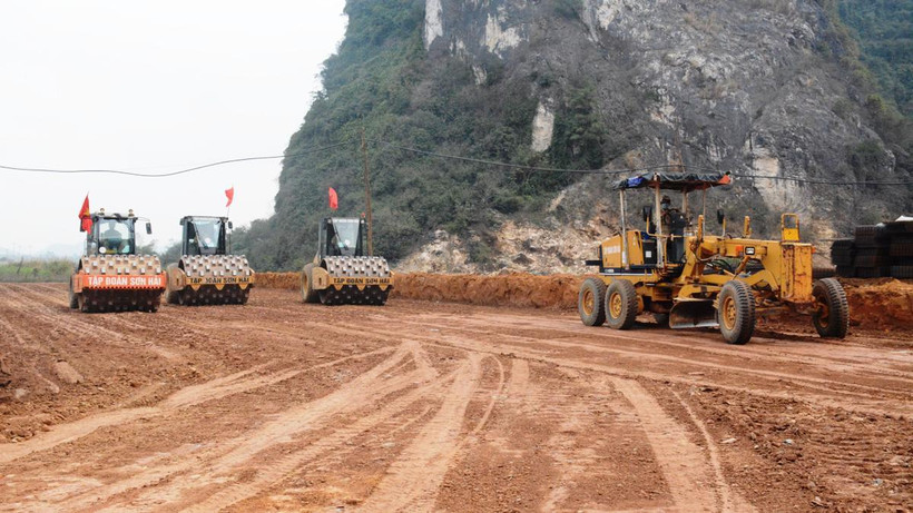 Nhà thầu tiến hành thi công mặt móng nền đường cao tốc. (Ảnh: Việt Hùng/Vietnam+)