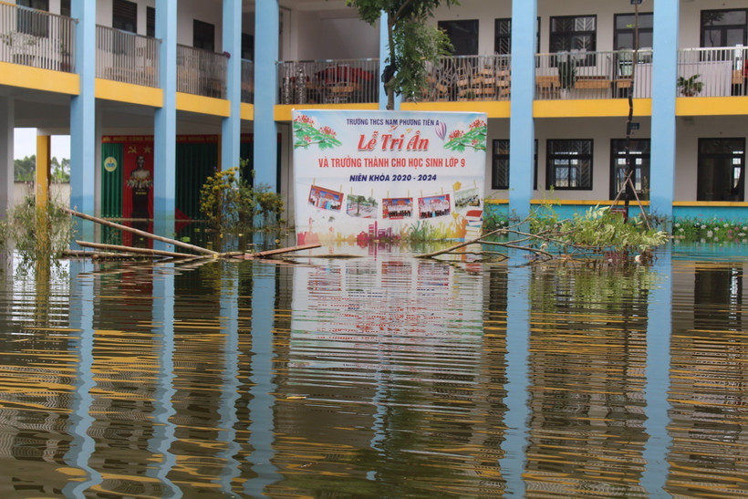 Sân trường THCS Nam Phương Tiến A bị ngập sâu. (Ảnh: Nguyễn Cúc/TTXVN)