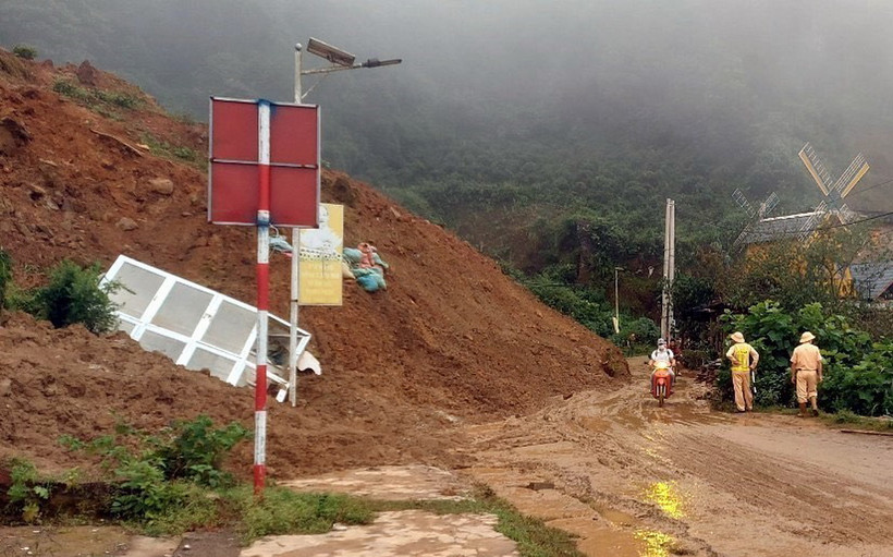 Hàng nghìn m3 đất đá taluy dương tại Km13+400m, tỉnh lộ 112 thuộc khu vực bản Tà Xùa, xã Tà Xùa, huyện Bắc Yên (Sơn La) bị sạt lở do mưa lớn, ngày 5/8/2024. (Ảnh: TTXVN phát)