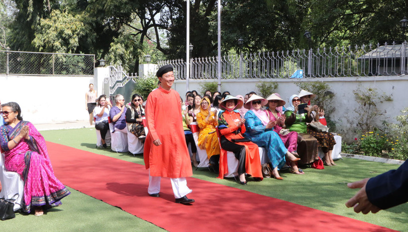 Đại sứ Phạm Sanh Châu trình diễn áo dài nam. (Ảnh: Huy Lê/Vietnam+)