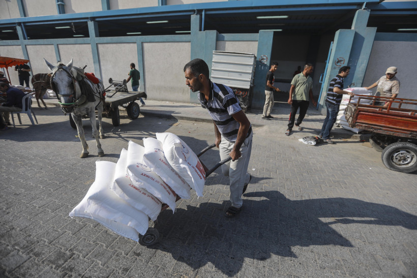 Người tị nạn Palestine nhận thực phẩm cứu trợ từ UNRWA tại trại tị nạn Jabalia ở Dải Gaza ngày 4/9/2018. (Ảnh: THX/TTXVN) 