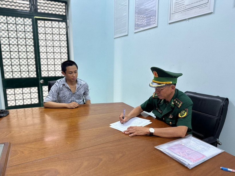 Đối tượng Hoàng Ngọc Thịnh bị tạm giữ tại Đồn Biên phòng Cửa khẩu quốc tế Mộc Bài. (Ảnh: TTXVN phát)