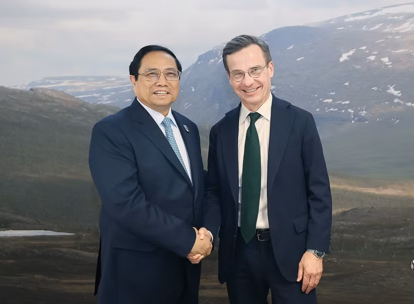 Thủ tướng Phạm Minh Chính gặp Thủ tướng Thụy Điển Ulf Kristersson bên lề Hội nghị COP28. (Ảnh: Dương Giang/TTXVN)