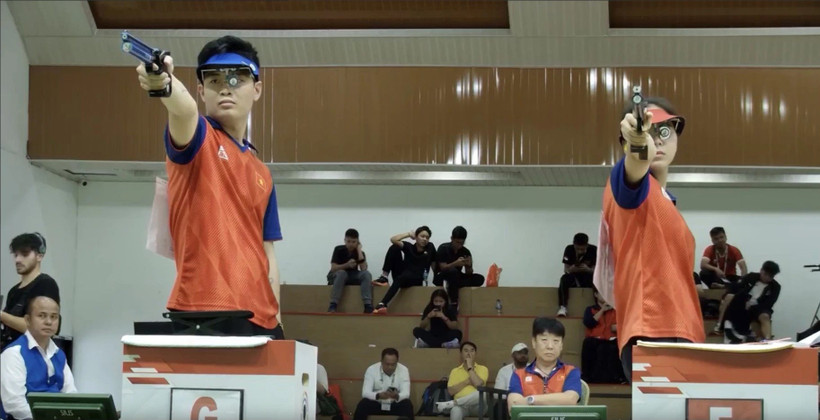 Phạm Quang Huy (trái) và Trịnh Thu Vinh giành HCV Giải Bắn súng Vô địch châu Á 2024.
