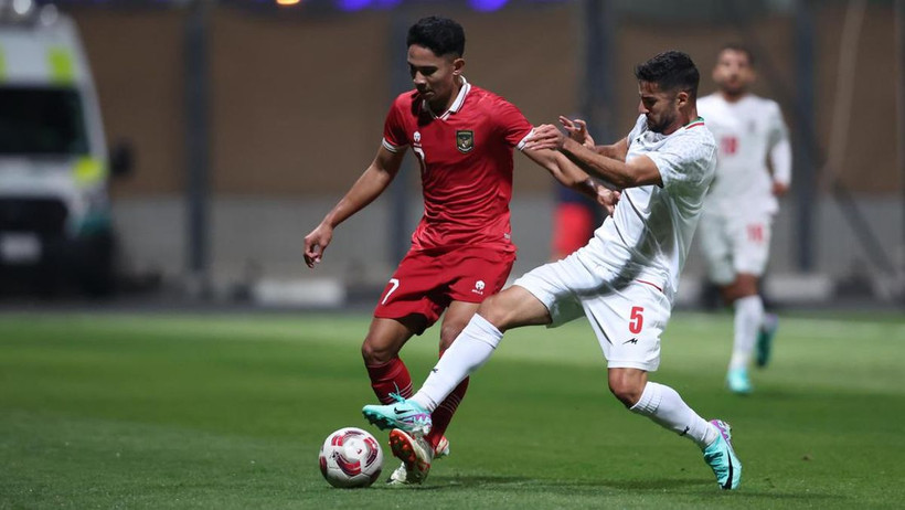 Iran chơi với 10 người ở cuối hiệp 1 nhưng vẫn lấn lướt Indonesia. (Nguồn: PSSI)