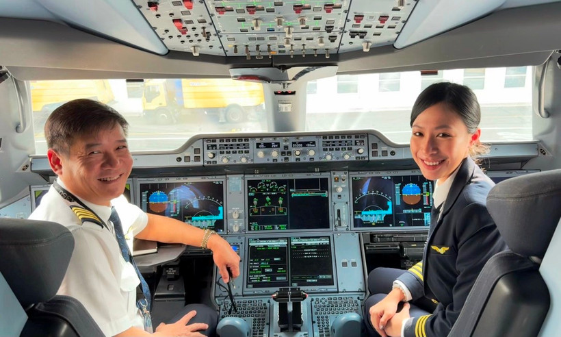 Vũ Mai Khanh hiện đang là Lái phụ bay bằng máy bay Airbus A350 (Đoàn bay 919 - Vietnam Airlines). (Ảnh: Việt Hùng/Vietnam+)