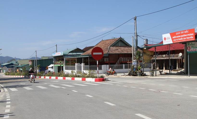 Đường xá ở Mường Phăng được đầu tư xây dựng rộng rãi, thoáng mát. (Ảnh: Phan Quân/TTXVN)