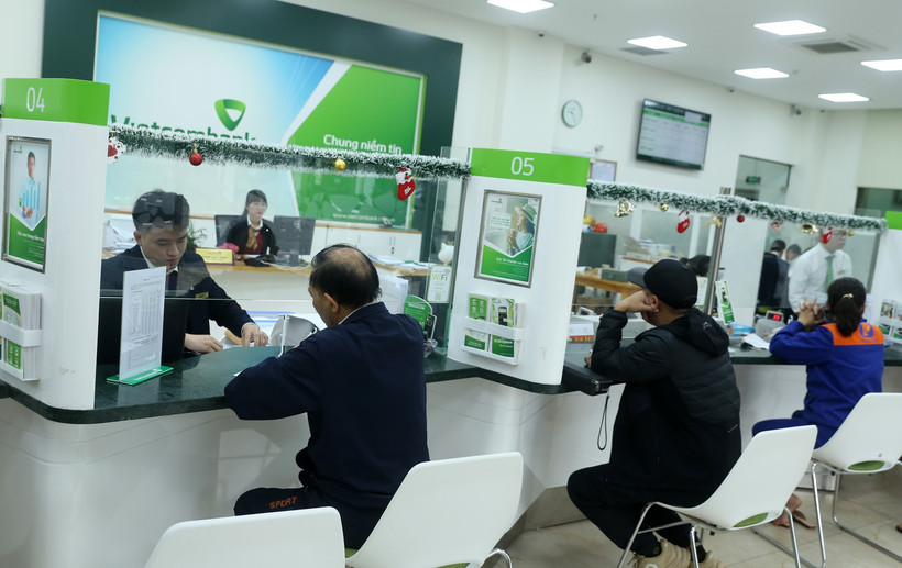 Khách hàng giao dịch tại Ngân hàng TMCP Ngoại thương Việt Nam (Vietcombank) Chi nhánh Lào Cai. (Ảnh: Quốc Khánh/TTXVN)