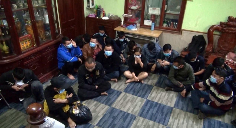 Các đối tượng tham gia đánh bạc và tổ chức đánh bạc. (Ảnh: TTXVN phát)