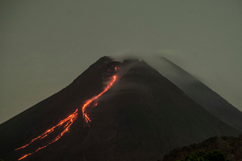Dung nham phun trào từ miệng núi lửa Merapi ở Yogyakarta, Indonesia, ngày 19/2/2021. (Ảnh: THX/TTXVN)