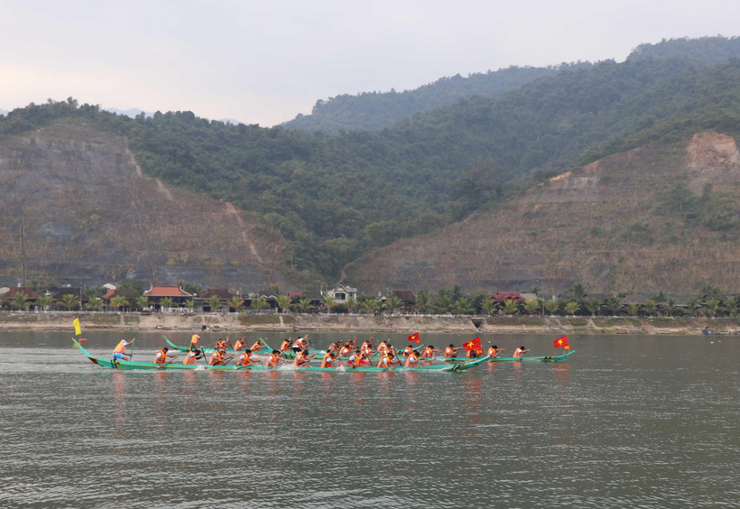 Nỗ lực của các thành viên của từng đội đua trên chặng đường nước rút. (Ảnh: Xuân Tiến/TTXVN)