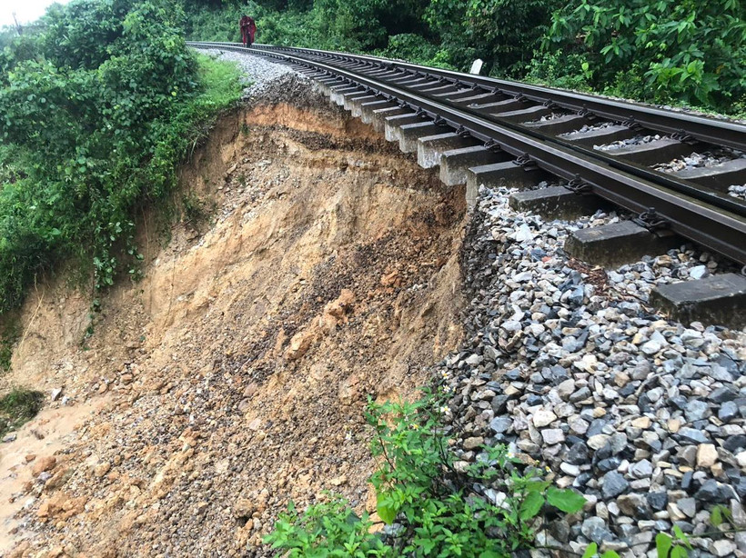 Đoạn đường sắt Bắc-Nam đoạn qua tỉnh Hà Tĩnh có nhiều điểm sạt lở. (Ảnh: VNR cung cấp)
