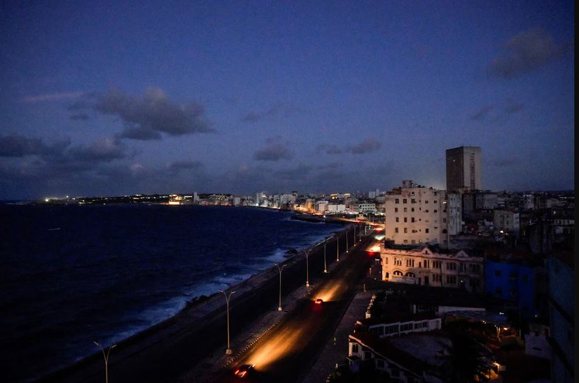 Những chiếc ôtô chạy trên đại lộ ven biển Malecon khi thủ đô Havana bị mất điện ngày 20/10. (Ảnh: Reuters)