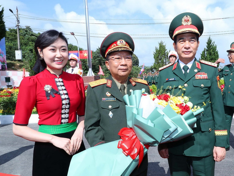 Đại tướng, Bộ trưởng Bộ Quốc phòng Phan Văn Giang đón Đại tướng Chansamone Chanyalath, Phó Thủ tướng, Bộ trưởng Bộ Quốc phòng Lào tại cửa khẩu Lóng Sập. (Ảnh: Trọng Đức/TTXVN)