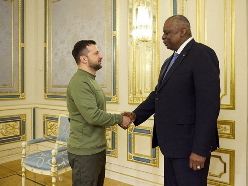 Tổng thống Ukraine Volodymyr Zelensky (trái) trong cuộc gặp Bộ trưởng Quốc phòng Mỹ Lloyd Austin tại Kiev, ngày 20/11/2023. (Ảnh: Getty Images/TTXVN)