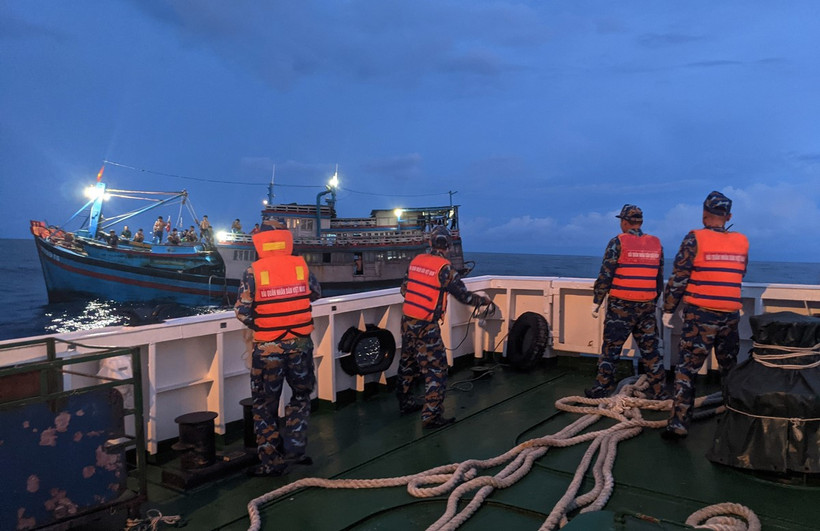 Tàu 468 tiếp cận tàu cá BTh 97759 TS để tiến hành lai kéo. (Ảnh: TTXVN phát)