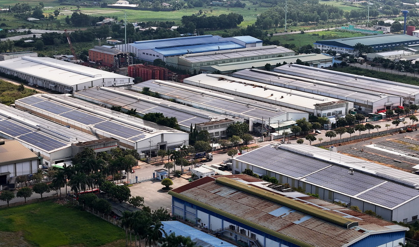 Nhiều doanh nghiệp ở khu công nghiệp Tân Phú Trung (TP Hồ Chí Minh) sử dụng tấm pin năng lượng mặt trời trên mái nhà. (Ảnh: Hồng Đạt/TTXVN)