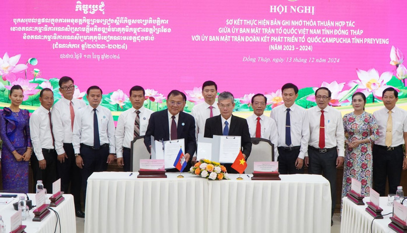 Lãnh đạo Ủy ban Mặt trận 2 tỉnh Đồng Tháp và Prey veng tiến hành ký nội dung báo cáo kết quả thực hiện Bản Ghi nhớ thỏa thuận hợp tác năm 2023-2024 và phương hướng nhiệm vụ năm 2025. (Ảnh: Nhựt An/TTXVN)