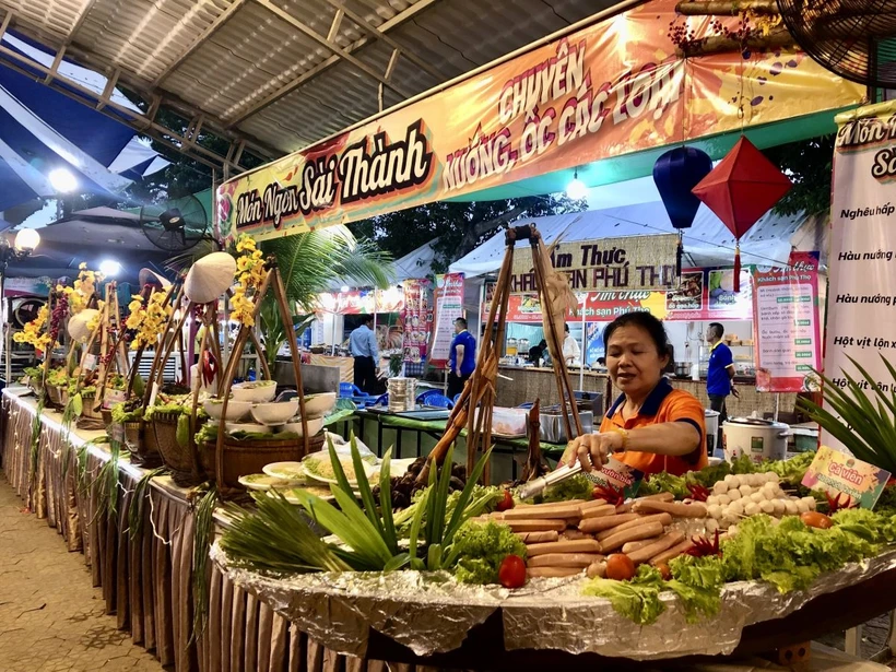 Gian hàng món ngon Sài Thành giới thiệu phong phú món ăn. (Ảnh: Mỹ Phương/TTXVN)