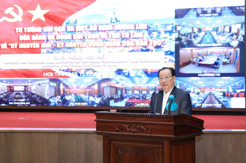 Giáo sư, Tiến sỹ Phùng Hữu Phú trình bày các nội dung chính tư tưởng chỉ đạo, định hướng lớn của Đảng và Tổng Bí thư Tô Lâm về kỷ nguyên mới - kỷ nguyên vươn mình của dân tộc. (Nguồn: Báo Hanoimoi)