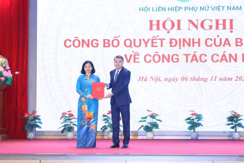 Ông Lê Minh Hưng, Ủy viên Bộ Chính trị, Bí thư Trung ương Đảng, Trưởng Ban Tổ chức Trung ương trao Quyết định của Bộ Chính trị cho bà Nguyễn Thị Tuyến. (Ảnh: Phương Hoa/TTXVN)