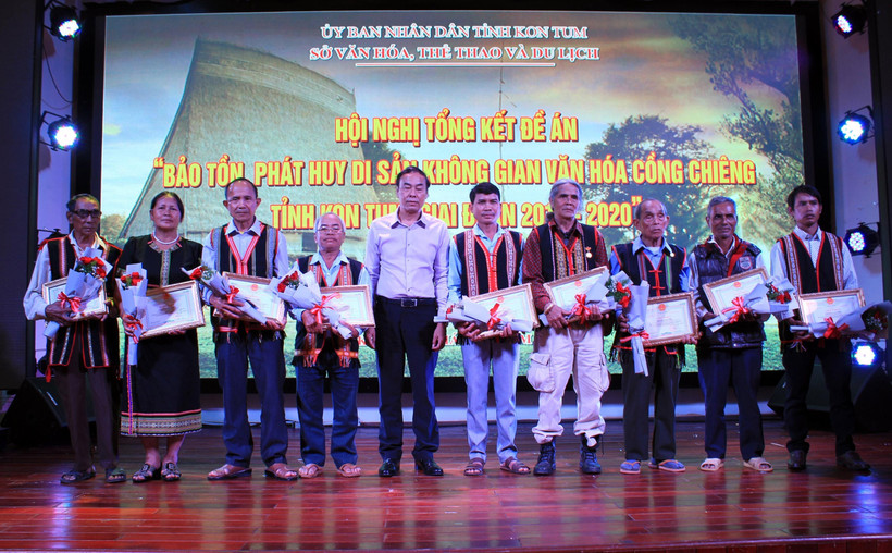 Sở Văn hóa, Thể thao và Du lịch tỉnh Kon Tum khen thưởng cho các tập thể, cá nhân có cống hiến tiêu biểu về bảo tồn, phát huy di sản không gian văn hóa cồng chiêng. (Ảnh: Khoa Chương/TTXVN)