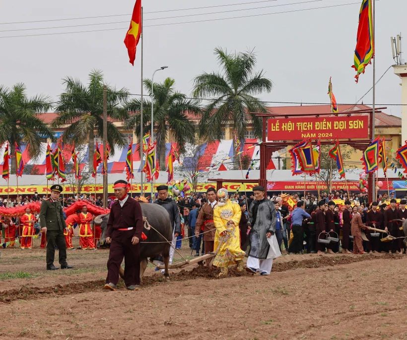 Cứ vào mùng 7 Tết hằng năm, Lễ hội Tịch điền Đọi Sơn lại được tổ chức để tái hiện Lễ Tịch điền thời vua Lê Đại Hành chọn việc tổ chức cày ruộng khuyến khích nông trang. (Ảnh: Thanh Tùng/TTXVN)