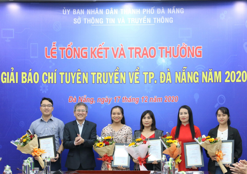Các tác giả đạt giải nhóm đề tài tuyên truyền về Đề án “Xây dựng Đà Nẵng-Thành phố môi trường.” (Ảnh: Văn Dũng - TTXVN)