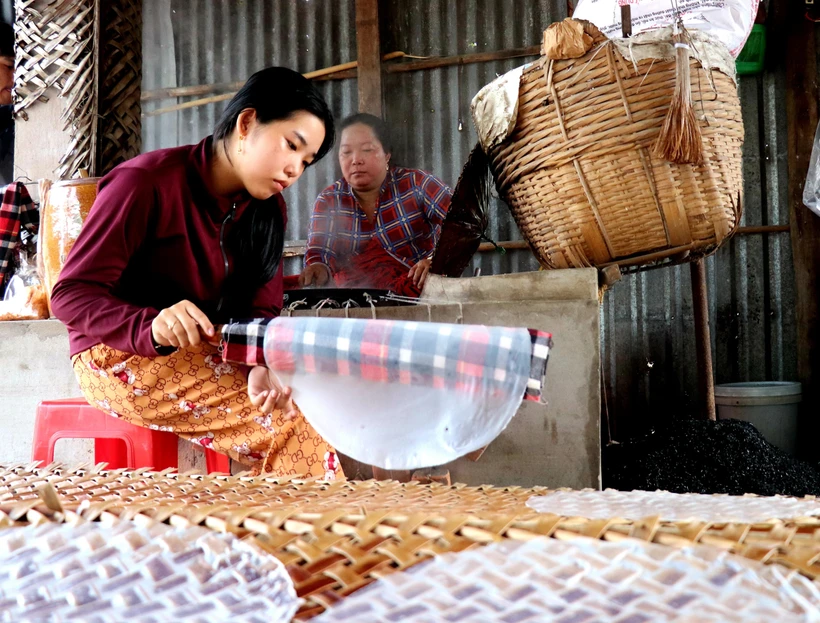 Thời điểm cận Tết, các hộ làm bánh tráng phải thức dậy từ 2 giờ sáng và thuê thêm nhân công làm việc. (Ảnh: Thu Hiền/TTXVN)