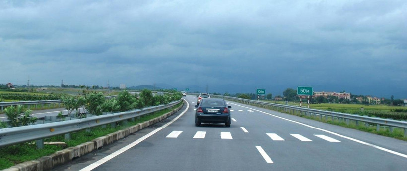 Phương tiện lưu thông trên một tuyến cao tốc được đưa vào khai thác, vận hành. (Ảnh: Việt Hùng/Vietnam+)