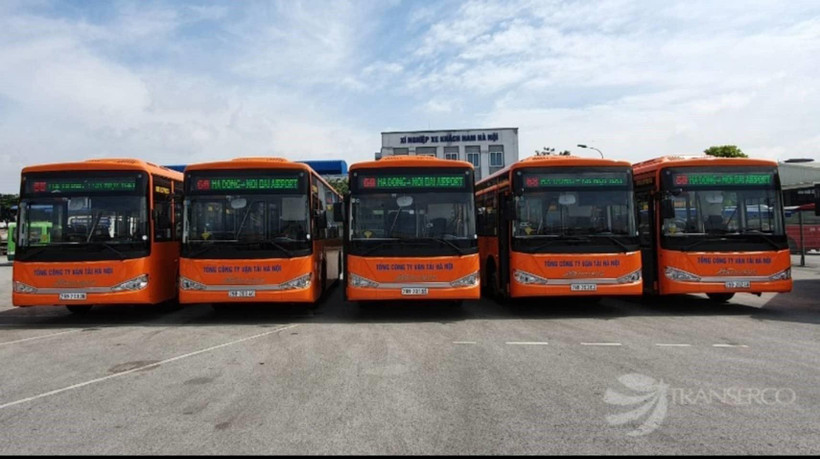 Dàn xe buýt chất lượng cao vận hành trên tuyến số 68 Hà Đông - Nội Bài. (Ảnh: TTXVN)