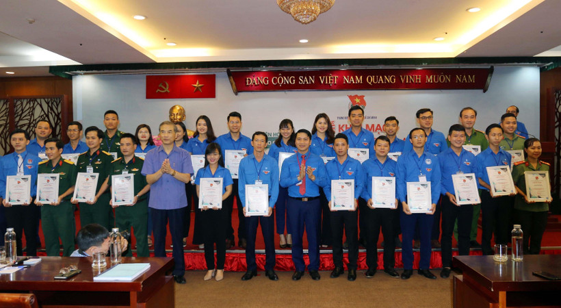 Đại diện Ban tổ chức trao Giấy chứng nhận cho các thí sinh vào vòng bán kết, chung kết Liên hoan báo cáo viên toàn quốc lần thứ 2 năm 2019. (Ảnh: Thanh Vũ/TTXVN)