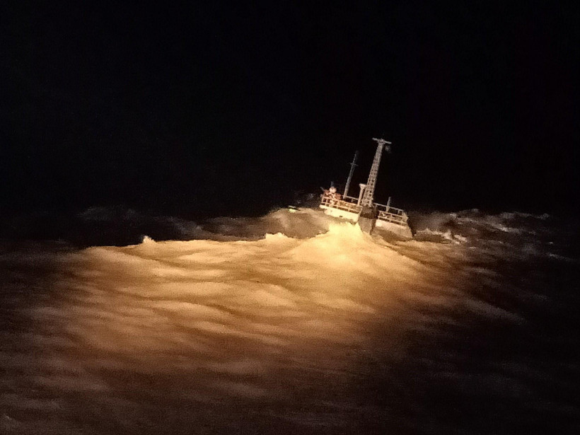 Tàu Đại Hải Phát 17 vào tối 20/11. (Ảnh: Huỳnh Ngọc Sơn - TTXVN)