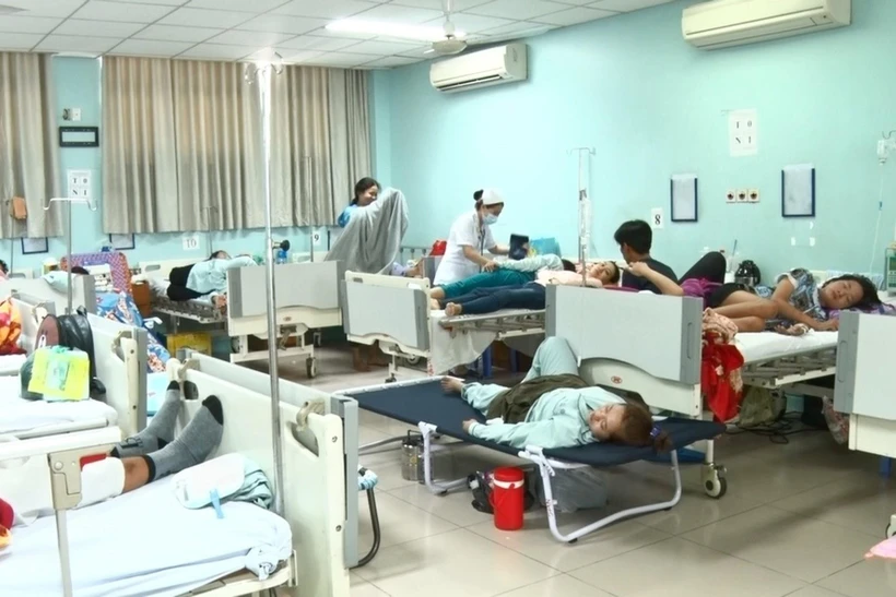 Bệnh viện quá tải các bệnh nhân sốt xuất huyết. (Ảnh: Lê Xuân-TTXVN)