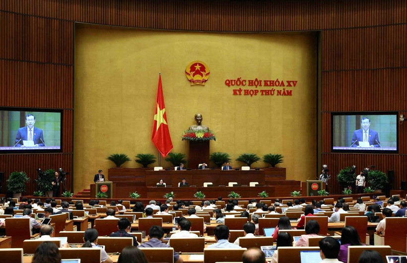 Quốc hội thảo luận ở hội trường về dự kiến Chương trình giám sát của Quốc hội năm 2024. (Ảnh: Doãn Tấn/TTXVN)