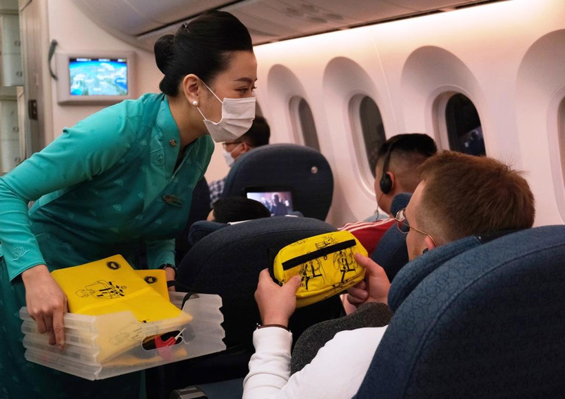 Những chiếc túi tái chế càng trở nên đặc biệt hơn khi được tạo ra từ đôi tay của những thợ thủ công khuyết tật đang làm việc tại doanh nghiệp xã hội Limloop. (Ảnh: CTV/Vietnam+)