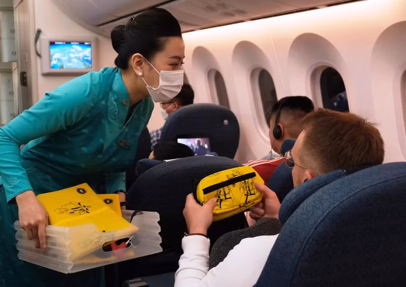 Những chiếc túi tái chế càng trở nên đặc biệt hơn khi được tạo ra từ đôi tay của những thợ thủ công khuyết tật đang làm việc tại doanh nghiệp xã hội Limloop. (Ảnh: CTV/Vietnam+)