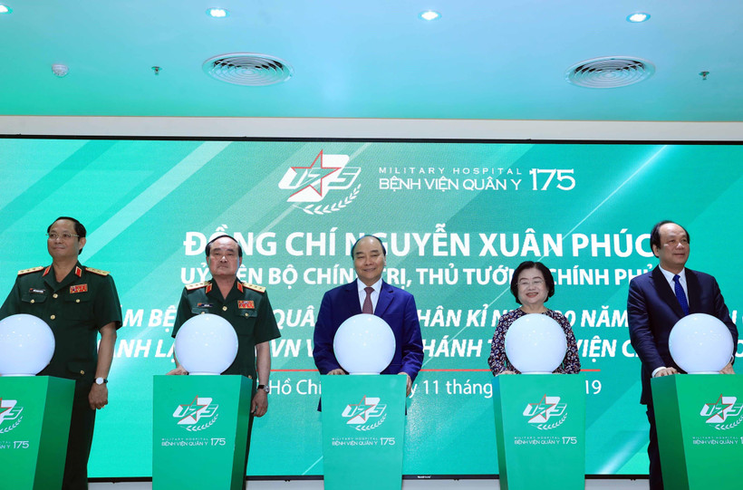 Thủ tướng Nguyễn Xuân Phúc cùng các đại biểu thục hiện nghi thức khánh thành Viện Chấn thương chỉnh hình thuộc Bệnh viện Quân y 175. (Ảnh: Thống Nhất/TTXVN)