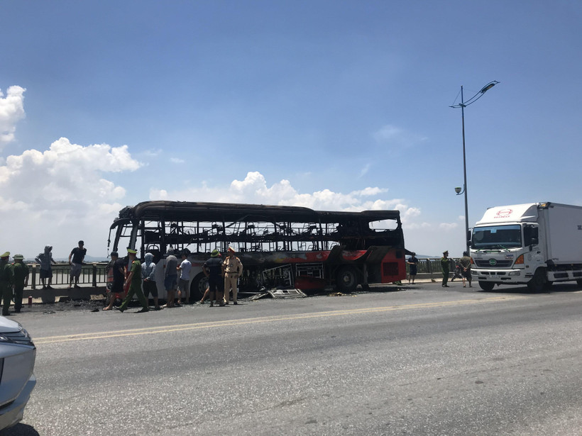 Ngọn lửa bốc lên từ gầm xe rồi nhanh chóng cháy lan ra, thiêu rụi toàn bộ chiếc xe. (Ảnh: Hoa Mai/TTXVN)