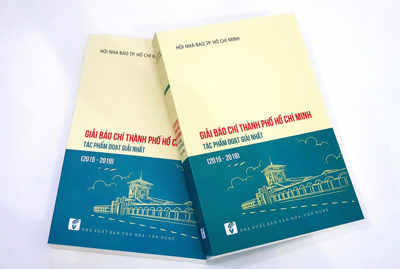 Tập sách "Giải báo chí Thành phố Hồ Chí Minh". (Ảnh: Thanh Vũ/TTXVN)