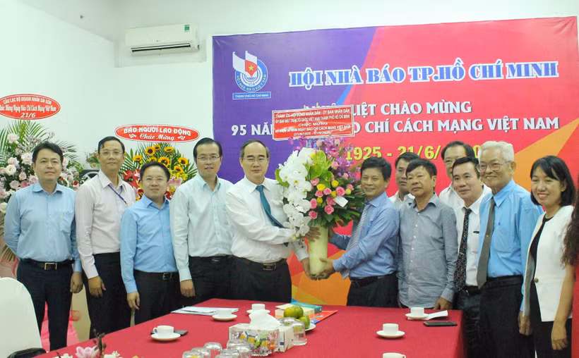 Bí thư Thành ủy Thành phố Hồ Chí Minh Nguyễn Thiện Nhân tặng hoa, chúc mừng Hội Nhà báo Thành phố Hồ Chí Minh. (Ảnh: Thu Hương/TTXVN)